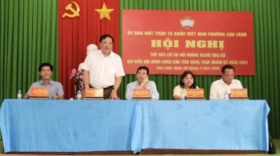 Ông Phạm Thành Ngại - Chủ tịch UBND tỉnh Đồng Tháp phát biểu, cam kết sẽ hỗ trợ người dân giải quyết các vấn đề y tế, giao thông còn đang gặp trở ngại. Ảnh: Hồng Nhung - TTXVN 