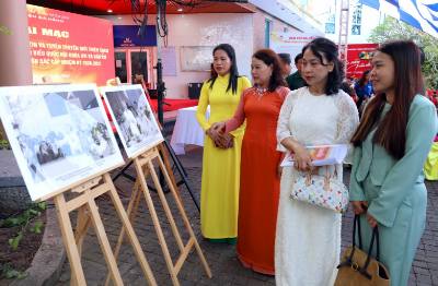 Đại biểu tham quan khu triển lãm ảnh về bầu cử tại chương trình. Ảnh: Trần Lê Lâm - TTXVN 