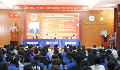 Sinh viên Trường Đại học Nha Trang (Khánh Hòa) tham gia buổi tiếp xúc cử tri với các ứng cử viên đại biểu Quốc hội khóa XVI. Ảnh: Nguyễn Thành – TTXVN