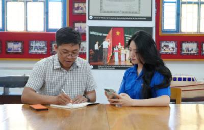 Sinh viên Trường Đại học Nha Trang (Khánh Hòa) chia sẻ với phóng viên TTXVN về nguyện vọng của cử tri trẻ đối với cuộc bầu cử đại biểu Quốc hội khóa XVI và Hội đồng nhân dân các cấp nhiệm kỳ 2026 - 2031. Ảnh: Xuân Triệu - TTXVN