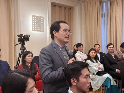 Ông Lê Văn Tranh, Nghiên cứu sinh Tiến sĩ luật học tại Đại học Paris Panthéon-Assas (Pháp), phát biểu tại Hội thảo khoa học với chủ đề “Vai trò của trí thức Việt Nam tại Pháp trong phát triển khoa học-công nghệ, đổi mới sáng tạo và chuyển đổi số tại Việt Nam”, do Đại sứ quán Việt Nam tại Pháp tổ chức. Ảnh: Hữu Chiến - PV TTXVN tại Pháp