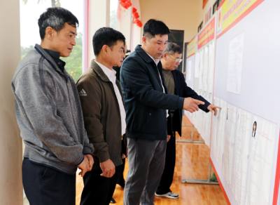 Cử tri xã Võ Miếu, tỉnh Phú Thọ, nghiên cứu danh sách các ứng cử viên. Ảnh: Tạ Toàn – TTXVN