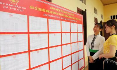 Cử tri xã Thu Cúc, tỉnh Phú Thọ nghiên cứu danh sách các ứng cử viên. Ảnh: Tạ Toàn – TTXVN