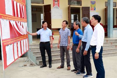 Cử tri xóm Hải Hòa, xã Giao Phúc (Ninh Bình) nghiên cứu tiểu sử các ứng cử viên. Ảnh: Nguyễn Lành - TTXVN 