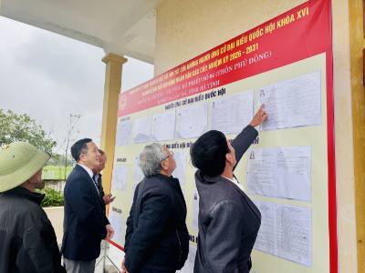 Người dân thôn Phú Đông, xã Lộc Hà, tìm hiểu thông tin người ứng cử Đại biểu Quốc hội và Đại biểu HĐND các cấp nhiệm kỳ 2026 - 2031. Ảnh: Hoàng Ngà - TTXVN