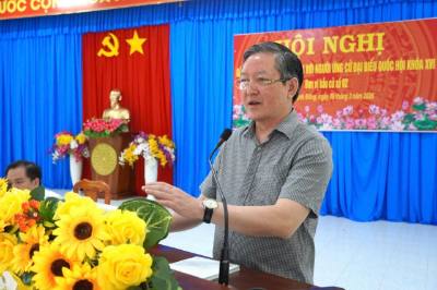 Ông Lương Quốc Đoàn, Chủ tịch Trung ương Hội Nông dân Việt Nam, thông qua chương trình hành động tại buổi tiếp xúc cử tri xã cù lao Bình Thạnh Đông và Hòa Lạc, tỉnh An Giang. Ảnh: Thanh Sang-TTXVN