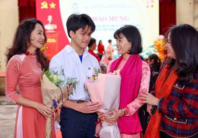 Từ thực tiễn làm quản lý ở 3 mô hình trường khác nhau (trường chất lượng cao, trường công lập và trường chuyên), cô Nguyễn Thị Nhiếp cho rằng, Hà Nội là trung tâm giáo dục lớn của cả nước, song vẫn còn những thách thức như áp lực thi cử, chênh lệch chất lượng giữa các khu vực, yêu cầu chuyển đổi số, phát triển nhân tài trong bối cảnh hội nhập. Ảnh: Thanh Tùng – TTXVN