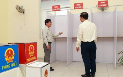 Các phòng gạch phiếu đều được thiết kế riêng biệt, đảm bảo tính riêng tư và hỗ trợ cử tri đặc biệt. Ảnh: Hữu Duyên - TTXVN