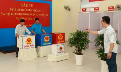 Các thành viên tổ bầu cử đang tiến hành việc thiết lập, bố trí khu vực bỏ phiếu ở phường Bàn Cờ. Ảnh: Hữu Duyên - TTXVN