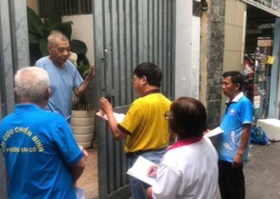 Thành viên các tổ bầu cử "đi từng ngõ, gõ cửa từng nhà" vừa phát thẻ cử tri, vừa tuyên truyền để cử tri nắm rõ cách thức bầu cử. Ảnh: Hữu Duyên - TTXVN 