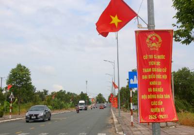 Treo băng rôn khẩu hiệu tuyên truyền cuộc bầu cử trên đường Lê Quý Đôn, phường Vị Thanh, thành phố Cần Thơ. Ảnh: Duy Khương – TTXVN