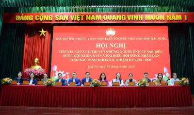 Các đại biểu ứng cử đại biểu Quốc hội và HĐND tại buổi tiếp xúc cử tri. Ảnh: Thanh Thương - TTXVN