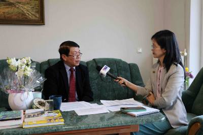 Phóng viên TTXVN tại Đức phỏng vấn ông Nguyễn Đức Thắng, Trưởng Ban cố vấn Hội Liên hiệp người Việt tại CHLB Đức, Chủ tịch Câu lạc bộ Văn nghệ Tháng Mười, Uỷ viên Ban chấp hành Hội Đức Việt. Ảnh: Vũ Hiệp - PV TTXVN tại CHLB Đức