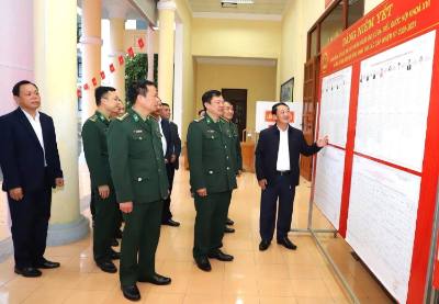 Bí thư Tỉnh ủy Tuyên Quang Hầu A Lềnh kiểm tra công tác chuẩn bị cho bầu cử ở điểm bỏ phiếu số 2, Bộ đội Biên phòng tỉnh. Ảnh: TTXVN phát