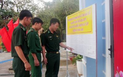 Cán bộ, chiến sĩ trên đảo Hòn Chuối kiểm tra danh sách cử tri trước ngày bầu cử sớm. Ảnh: Chanh Đa - TTXVN