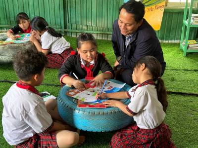 Học sinh đồng bào Xơ Đăng tại xã Tu Mơ Rông (tỉnh Quảng Ngãi) vẽ tranh cổ động về bầu cử. Ảnh: TTXVN phát