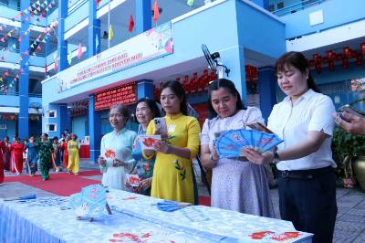 Các cử tri quét mã QR để tìm hiểu thông tin về bầu cử. Ảnh: Xuân Khu - TTXVN