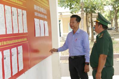 Ông Nguyễn Thành Nam, Chủ tịch UBND xã, Chủ tịch Ủy ban bầu cử xã Hàm Tân kiểm tra công tác chuẩn bị ngày bầu cử sớm tại Tiểu đoàn Huấn luyện - Cơ động 2. Ảnh Hồng Hiếu - TTXVN