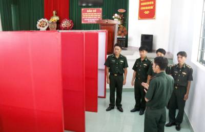 Tiểu đoàn Huấn luyện - Cơ động 2 kiểm tra cơ sở vật chất đảm bảo cho Ngày bầu cử sớm. Ảnh Hồng Hiếu - TTXVN