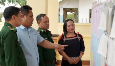 Người dân tìm hiểu thông tin về các ứng cử viên tại điểm bỏ phiếu ở xã Ia Nan, tỉnh Gia Lai. Ảnh: Hồng Điệp - TTXVN