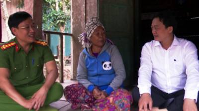 Cán bộ UBND xã Thượng Trạch cùng lực lượng Công an đến tận nhà đồng bào ở vùng sâu vùng xa để tuyên truyền về công tác bầu cử. Ảnh: Tá Chuyên - TTXVN