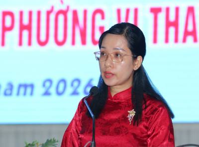 Bà Bùi Ngọc Xuân Huy, Phó Giám đốc Bảo hiểm Xã hội cơ sở Vị Tân, ứng cử viên đơn vị bầu cử số 11, phát biểu tại Hội nghị. Ảnh: Duy Khương – TTXVN