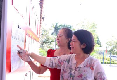 Cử tri xã Đông Anh (Hà Nội) theo dõi danh sách cử tri được niêm yết tại các đơn vị bỏ phiếu. Ảnh: Văn Điệp – TTXVN