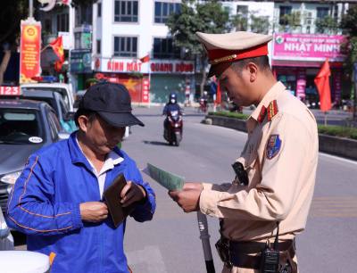 Lực lượng chức năng tăng cường đảm bảo an ninh, an toàn, sẵn sàng cho ngày hội lớn của toàn dân. Ảnh: Văn Điệp – TTXVN