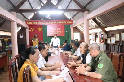 Tại các thôn, buôn, nhà văn hóa, các địa phương đẩy mạnh công tác tuyên truyền về bầu cử cho người dân bằng nhiều hình thức. Ảnh: Nguyên Dung-TTXVN