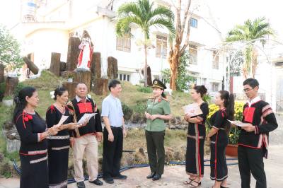 Công an phường Thành Nhất, tỉnh Đắk Lắk, tuyên truyền, lắng nghe tâm tư, nguyện vọng của đồng bào có đạo trước ngày hội lớn của đất nước. Ảnh: Nguyên Dung-TTXVN
