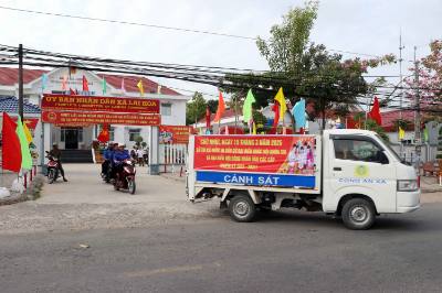 Các hoạt động tuyên truyền lưu động được xã Lai Hòa (thành phố Cần Thơ) đẩy mạnh nhằm giúp bà con cử tri nắm rõ thông tin. Ảnh: Trung Kiên - TTXVN