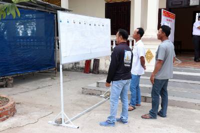 Cử tri vùng đồng bào dân tộc Khmer tại xã Lai Hòa tìm hiểu, nghiên cứu tiểu sử các ứng cử viên để sáng suốt lựa chọn người đại diện xứng đáng. Ảnh: Trung Kiên - TTXVN