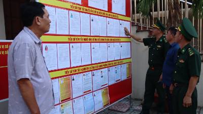 Tổ tuyên truyền bầu cử của Đồn Biên phòng Bến Đá, Ban chỉ huy Bộ đội Biên phòng TP. Hồ Chí Minh, giới thiệu tiểu sử các đại biểu cùng chương trình hành động để các cử tri theo dõi, sáng suốt lựa chọn những ứng viên phù hợp. Ảnh: Huỳnh Sơn - TTXVN