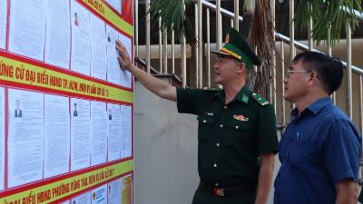 Tổ tuyên truyền bầu cử của Đồn Biên phòng Bến Đá, Ban chỉ huy Bộ đội Biên phòng TP.Hồ Chí Minh giới thiệu tiểu sử các đại biểu cùng chương trình hành động để các cử tri theo dõi, sáng suốt lựa chọn những ứng viên phù hợp. Ảnh: Huỳnh Sơn - TTXVN