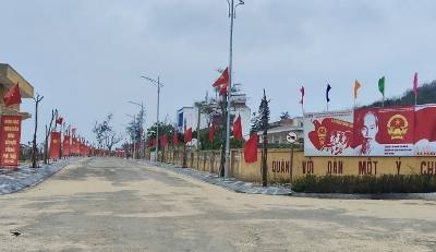 Từ cầu cảng vào đến trung tâm đặc khu Bạch Long Vĩ, khắp nơi đều rợp cờ hoa, pano, khẩu hiệu, tạo nên không khí rộn ràng, trang trọng. Ảnh: TTXVN phát 