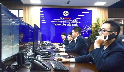Công nhân EVNHANOI trực vận hành 24/24h và tinh thần sẵn sàng cao nhất. Ảnh: Quốc Lũy - TTXVN