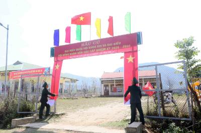 Cán bộ Đồn Biên phòng Mường Lèo (Ban Chỉ huy Bộ đội Biên phòng tỉnh Sơn La) hỗ trợ trang trí tại điểm bầu cử ở bản Sam Quảng (khu vực bầu cử số 9, xã Mường Lèo). Ảnh: Quang Quyết - TTXVN