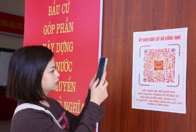 Les codes QR permettent aux électeurs d'accéder à des informations sur les candidats, les procédures électorales et les conseils de vote.  Photo VNA : Văn Diệp