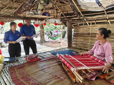 Đoàn thanh niên xã Tân Khai tuyên truyền bầu cử trong vùng đồng bào thiểu số. Ảnh: K GỬIH-TTXVN  