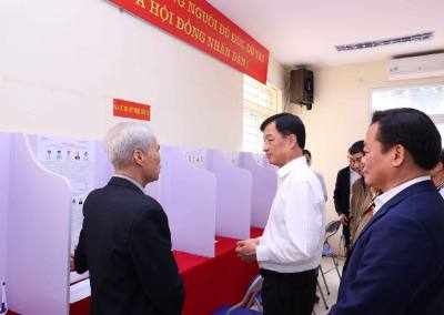 Bí thư Thành ủy Hà Nội Nguyễn Duy Ngọc kiểm tra công tác tổ chức bầu cử tại Khu vực bỏ phiếu số 27 phường Hồng Hà. Ảnh: Văn Điệp - TTXVN