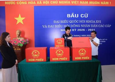 Lãnh đạo Ủy ban Mặt trận Tổ quốc phường Khương Đình kiểm tra khu vực bỏ phiếu số 13. Ảnh: Tuấn Anh - TTXVN