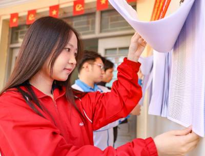 Công tác chuẩn bị tại khu vực bỏ phiếu số 20 đã được hoàn tất, thẻ cử tri sẽ được phát cho sinh viên theo đúng thời gian quy định trước ngày bầu cử, tạo điều kiện thuận lợi để các em tham gia thực hiện quyền và nghĩa vụ công dân. Ảnh: Thanh Tùng – TTXVN 