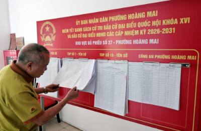 Rà soát danh sách cử tri tại khu vực bầu cử số 37. Ảnh: Trần Việt - TTXVN