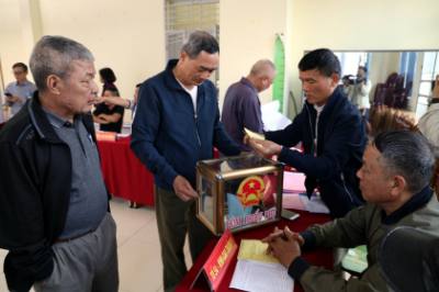 Ủy ban bầu cử phường Hà Lầm diễn tập việc bầu cử đại biểu Quốc hội khóa XVI và đại biểu HĐND các cấp khi có cử tri không thể đi lại được. Ảnh: Đức Hiếu - TTXVN