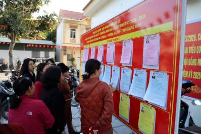 Cử phường Hà Lầm, tỉnh Quảng Ninh nghiên cứu danh sách những người cử đại biểu Quốc hội khóa XVI và đại biểu HĐND các cấp nhiệm kỳ 2026-2031. Ảnh: Đức Hiếu - TTXVN