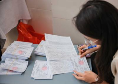 Kiểm tra, rà soát thẻ cử tri tại khu vực bỏ phiếu số 16, phường Hoàn Kiếm. Ảnh: Phạm Tuấn Anh - TTXVN