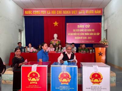 Tại Nhà văn hóa thôn Hòn Lay, Ủy ban bầu cử xã Trung Khánh Vĩnh tổ chức diễn tập công tác bầu cử. Ảnh TTXVN phát 