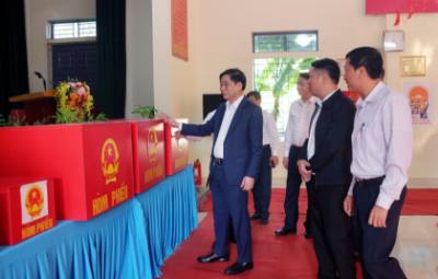 Đoàn kiểm tra công tác chuẩn bị bầu cử tại thôn Lã, xã Tân Thanh. Ảnh: Nguyễn Chinh – TTXVN