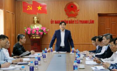 Phó Chủ tịch Ủy ban nhân dân tỉnh Ninh Bình Nguyễn Anh Chức phát biểu chỉ đạo tại buổi làm việc với Ủy ban Bầu cử xã Thanh Lâm. Ảnh: Nguyễn Chinh – TTXVN