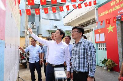 Nghiem Xuan Thanh, membre du Comité central du Parti, secrétaire du Comité provincial du Parti et chef du Comité directeur des élections provinciales, inspecte les préparatifs électoraux dans le quartier de Bac Nha Trang.  Photo VNA : Đặng Tuấn